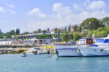 Zevk tekneler ve yatlar beklentisiyle otelin arka plan ve adanın dağlık arazi üzerinde turistler limanda palamarla.