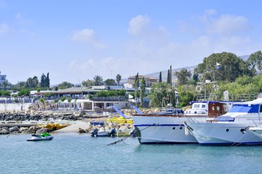 Zevk tekneler ve yatlar beklentisiyle otelin arka plan ve adanın dağlık arazi üzerinde turistler limanda palamarla.
