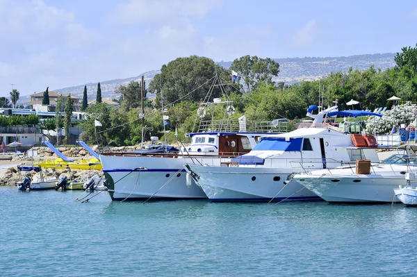 Zevk tekneler ve yatlar beklentisiyle adanın dağlık arazi arka plan üzerinde turistler limanda palamarla.