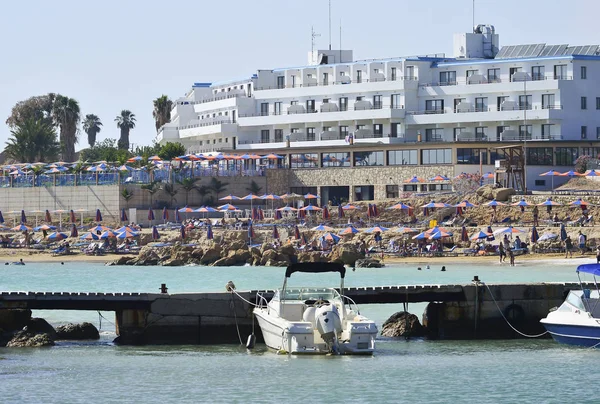 Placer Barco Blanco Amarrado Puerto Fondo Playa Con Gente Hotel — Foto de Stock
