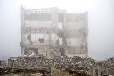 Bina yığınları ve moloz taş bir sisli sis yok yapısında arka plan üzerine beton parçaları bir yığın şeklinde tahrip temeli kalıntıları.
