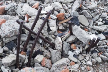 Tuğla moloz, taş ve beton moloz yığınları savunduğun inşaat demiri. Yıkılan bina kalıntıları.