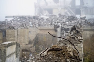 Bina yığınları ve moloz taş bir sisli sis yok yapısında arka plan üzerine beton parçaları bir yığın şeklinde tahrip temeli kalıntıları.