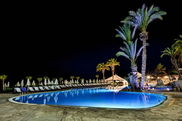 Ночной Вид Бассейн Пальмы Шезлонги Кафе Курорта Отеле Coral Beach — стоковое фото