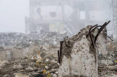 Bina yığınları ve moloz taş bir sisli sis yok yapısında arka plan üzerine beton parçaları bir yığın şeklinde tahrip temeli kalıntıları.