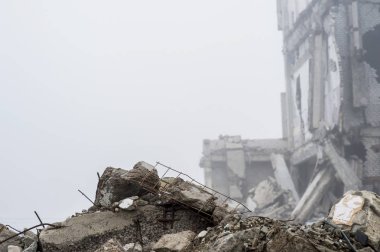 Sisli bir sis yıkılan binanın arka planda gri taş beton parçaları kalıntıları. İmha etkisi. Arka plan.
