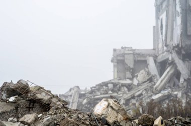 Sisli bir sis yıkılan binanın arka planda gri taş beton parçaları kalıntıları. İmha etkisi. Arka plan.