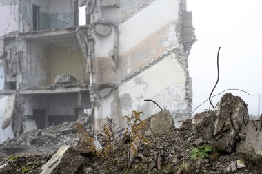 Sisli bir sis yıkılan binanın arka planda gri taş beton parçaları kalıntıları. İmha etkisi. Arka plan.