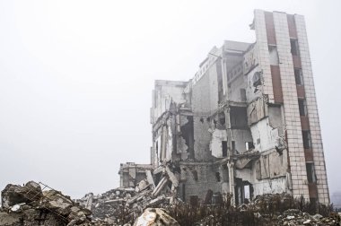 Sisli bir sis yıkılan binanın arka planda gri taş beton parçaları kalıntıları. Kopya alanı