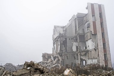 Sisli bir sis yıkılan binanın arka planda gri taş beton parçaları kalıntıları. İmha etkisi. Arka plan.