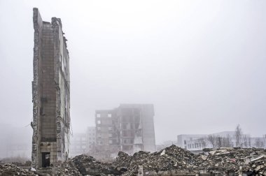 Büyük bir beton kazık ve taş yığınları parçaları şeklinde bina kalıntıları.