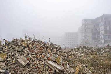 Büyük bir beton kazık ve taş yığınları parçaları şeklinde bina kalıntıları.