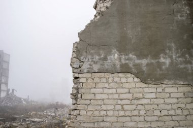 Kısmen gri sıva çözüm peeling ile tuğla bina silikat tahrip olmuş duvar kalıntıları beyaz.