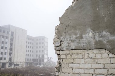 Kısmen gri sıva çözüm peeling ile tuğla bina silikat tahrip olmuş duvar kalıntıları beyaz.