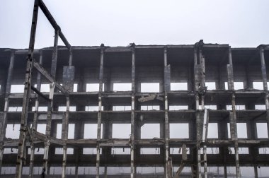 Büyük bir çerçeve binanın beton kazık bir sisli sis yok. Arka plan