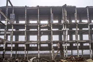 Büyük bir çerçeve binanın beton kazık bir sisli sis yok. Arka plan