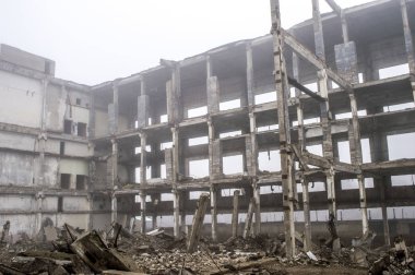 Çerçeve kalın bir sisli sis içinde büyük bir binanın beton kazık. İmha etkisi. Arka plan