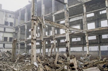 Çerçeve kalın bir sisli sis içinde büyük bir binanın beton kazık. İmha etkisi. Arka plan