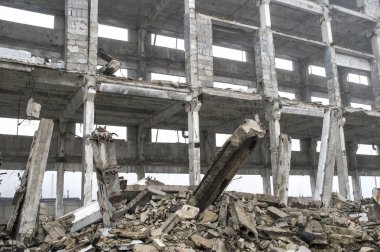 Binanın tahrip çerçeve arka plan üzerine beton enkaz yığını dışına taşıyorsa büyük bir beton ışın.