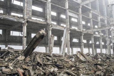 Binanın tahrip çerçeve arka plan üzerine beton enkaz yığını dışına taşıyorsa büyük bir beton ışın.