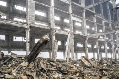 Binanın tahrip çerçeve arka plan üzerine beton enkaz yığını dışına taşıyorsa büyük bir beton ışın.