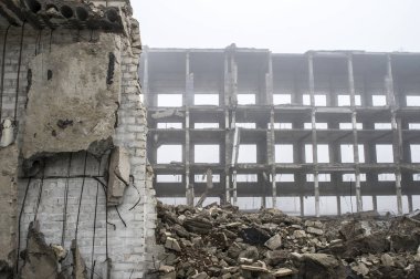 Büyük bir beton kazık ve taş yığınları parçaları şeklinde bina kalıntıları.