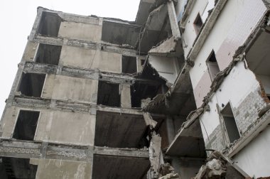 Büyük binada patlama sonrasında dış duvar ile yok. Arka plan