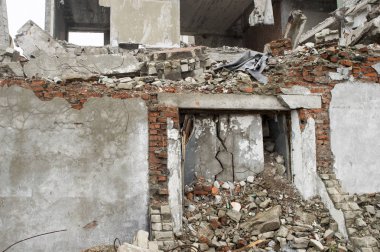 Tuğla bloğu, beton parçaları ve yıkılan binanın diğer inşaat enkazı..
