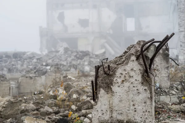 Bina yığınları ve moloz taş bir sisli sis yok yapısında arka plan üzerine beton parçaları bir yığın şeklinde tahrip temeli kalıntıları.