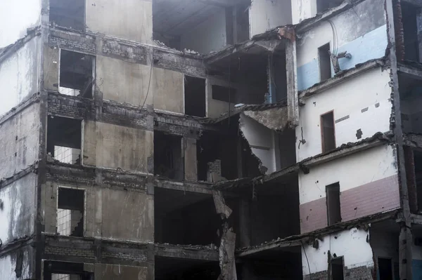 Büyük binada patlama sonrasında dış duvar ile yok.