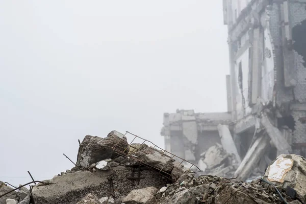 Sisli bir sis yıkılan binanın arka planda gri taş beton parçaları kalıntıları. İmha etkisi. Arka plan.