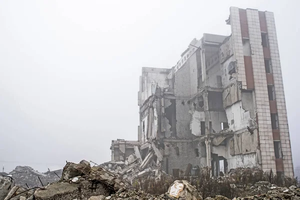 Sisli bir sis yıkılan binanın arka planda gri taş beton parçaları kalıntıları. İmha etkisi. Arka plan.