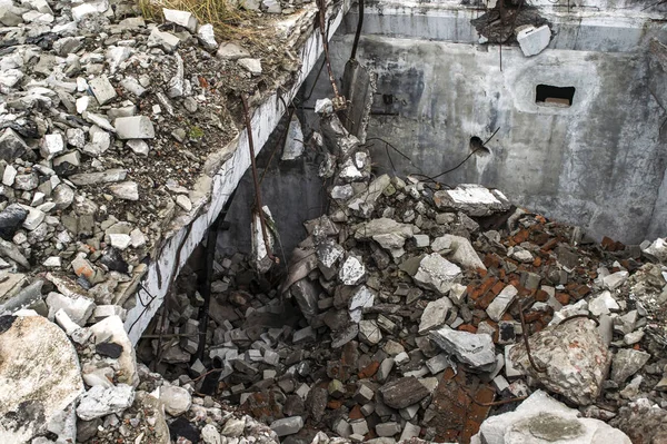 Bloqueio de tijolos, peças de concreto e outros detritos de construção do edifício destruído. A vista de cima . — Fotografia de Stock