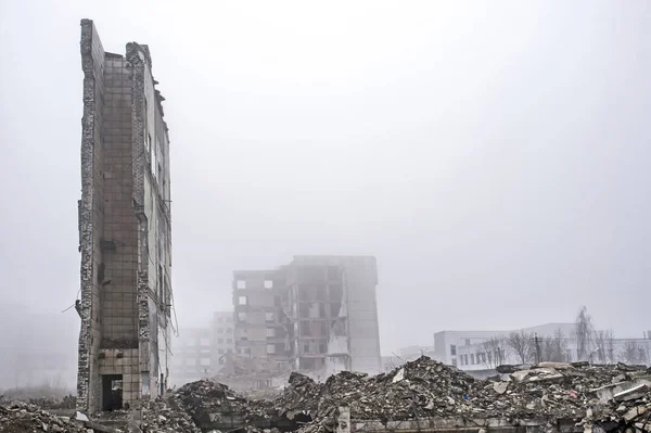 Os restos de um grande edifício de concreto na forma de fragmentos de pilhas e pilhas de pedras . — Fotografia de Stock