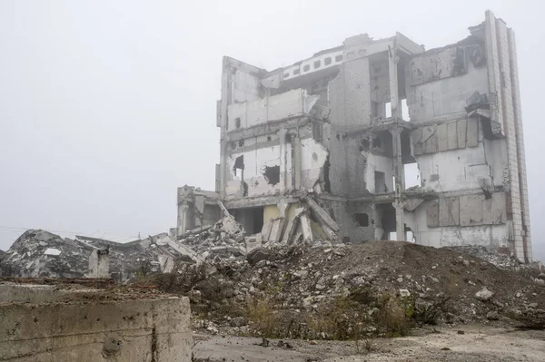 Yok edilen endüstriyel bina zemin üzerine bina tahrip temeli kalıntıları.