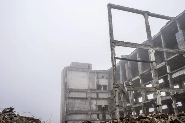 Quadro de pilhas de concreto de um grande edifício em uma neblina espessa. O impacto da destruição. Contexto. Espaço de cópia — Fotografia de Stock