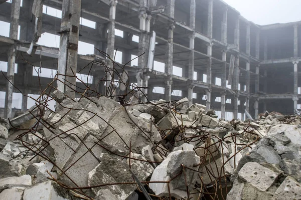 Yıkılan binanın çerçevenin arka planda takviye çıkıntılı gri Beton taş yığını. — Stok fotoğraf
