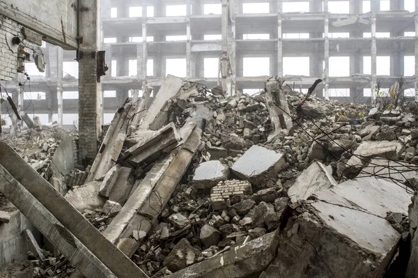 Os restos de um grande edifício de concreto na forma de fragmentos de pilhas e pilhas de pedras . — Fotografia de Stock