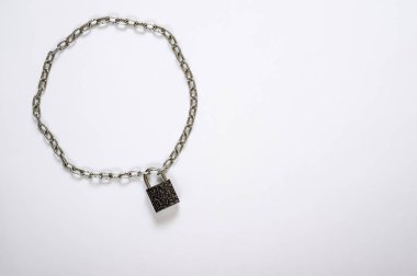 Kapalı kilit metal zincir bağlantı çit kare beyaz arka plan ile. Güvenlik mülkiyet kavramı