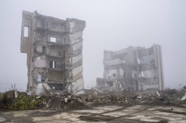 Büyük bir beton kazık ve taş yığınları parçaları şeklinde bina kalıntıları.