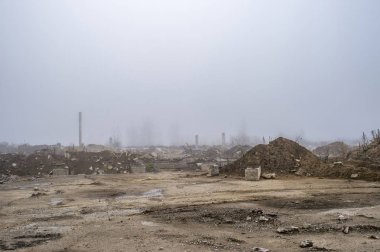 Binanın bir büyük beton kazık ve taş yığınları parçaları şeklinde puslu kara sevdanın kalır.
