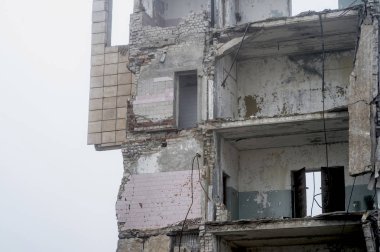 Büyük beton bina yakın çekim çerçeve kalıntıları. Arka plan.