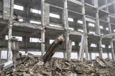 Binanın tahrip çerçeve arka plan üzerine beton enkaz yığını dışına taşıyorsa büyük bir beton ışın.