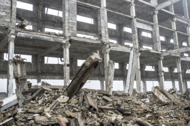 Binanın tahrip çerçeve arka plan üzerine beton enkaz yığını dışına taşıyorsa büyük bir beton ışın.