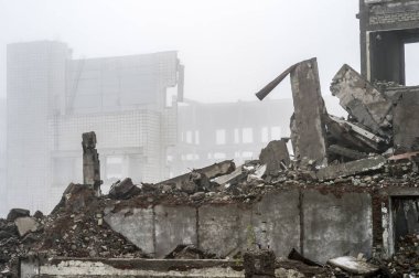 Büyük bir beton kazık ve taş yığınları parçaları şeklinde bina kalıntıları.