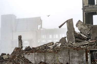 Büyük bir beton kazık ve taş yığınları parçaları şeklinde bina kalıntıları.