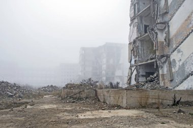 Büyük bir beton kazık ve taş yığınları parçaları şeklinde bina kalıntıları.