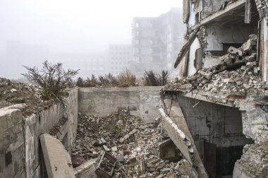 Yok edilen endüstriyel bina zemin üzerine bina tahrip temeli kalıntıları.
