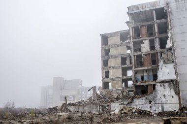 Büyük bir beton kazık ve taş yığınları parçaları şeklinde inşa kalır. Kopya alanı.