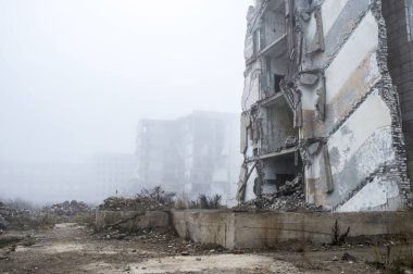 Büyük bir beton kazık ve taş yığınları parçaları şeklinde bina kalıntıları.